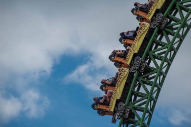 Tampa Körfezi, Florida. 08 Ağustos 2019. İnsanlar inanılmaz müthiş Çita Hunt rollercoaster lightblue bulutlu gökyüzü arka plan 84