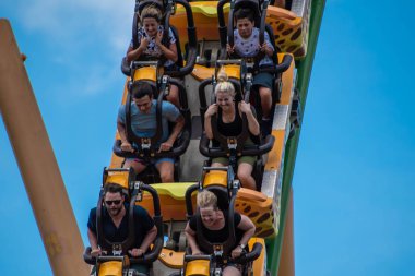 Tampa Körfezi, Florida. 08 Ağustos 2019. İnsanlar inanılmaz müthiş Çita Hunt rollercoaster lightblue bulutlu gökyüzü arka plan 87