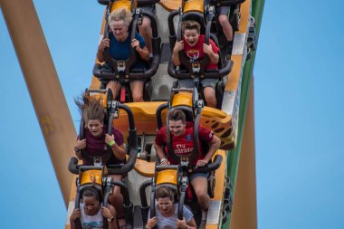 Tampa Körfezi, Florida. 08 Ağustos 2019. İnsanlar inanılmaz müthiş Çita Hunt rollercoaster lightblue bulutlu gökyüzü arka plan 89