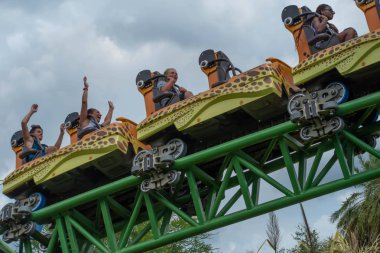 Tampa Körfezi, Florida. 08 Ağustos 2019. İnsanlar müthiş Cheetah Hunt rollercoaster zevk , geçen yaz tatili sırasında 43