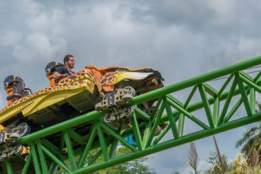 Tampa Körfezi, Florida. 08 Ağustos 2019. İnsanlar müthiş Cheetah Hunt rollercoaster zevk , geçen yaz tatili sırasında 45