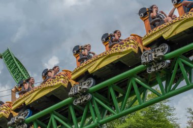 Tampa Körfezi, Florida. 08 Ağustos 2019. İnsanlar müthiş Cheetah Hunt rollercoaster zevk , geçen yaz tatili sırasında 47
