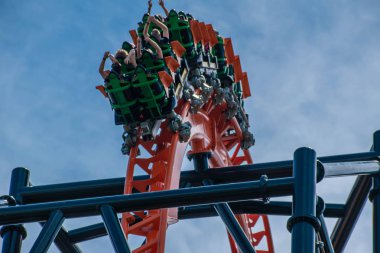  Tampa Körfezi, Florida. 08 Ağustos 2019. İnsanlar lightblue bulutlu gökyüzü arka plan 2 müthiş Dicle rollercoaster zevk.