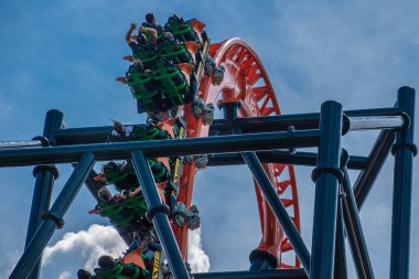 Tampa Körfezi, Florida. 08 Ağustos 2019. İnsanlar lightblue bulutlu gökyüzü arka plan 4 müthiş Dicle rollercoaster zevk