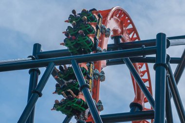Tampa Körfezi, Florida. 08 Ağustos 2019. İnsanlar lightblue bulutlu gökyüzü arka plan üzerinde müthiş Dicle rollercoaster zevk 10