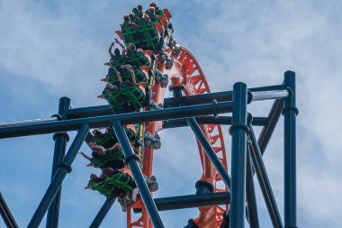 Tampa Körfezi, Florida. 08 Ağustos 2019. İnsanlar lightblue bulutlu gökyüzü arka plan üzerinde müthiş Dicle rollercoaster zevk 11