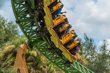 Tampa Körfezi, Florida. 08 Ağustos 2019. İnsanlar eğlenceli inanılmaz Çita Hunt rollercoaster , geçen yaz tatili 15 sırasında