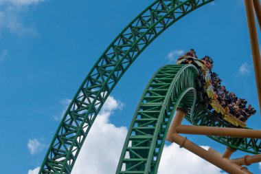 Tampa Körfezi, Florida. 08 Ağustos 2019. İnsanlar fun müthiş Çita Hunt rollercoaster lightblue bulutlu gökyüzü arka plan 35