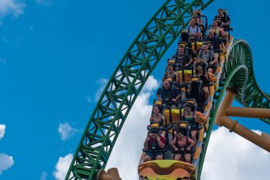 Tampa Körfezi, Florida. 08 Ağustos 2019. İnsanlar fun müthiş Çita Hunt rollercoaster lightblue bulutlu gökyüzü arka plan 37.
