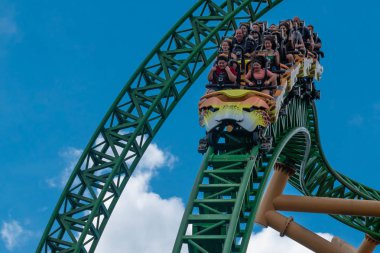 Tampa Körfezi, Florida. 08 Ağustos 2019. İnsanlar fun müthiş Çita Hunt rollercoaster lightblue bulutlu gökyüzü arka plan 36