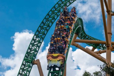  Tampa Körfezi, Florida. 08 Ağustos 2019. İnsanlar fun müthiş Çita Hunt rollercoaster lightblue bulutlu gökyüzü arka plan 39