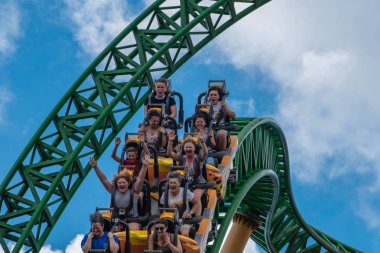 Tampa Körfezi, Florida. 08 Ağustos 2019. İnsanlar fun müthiş Çita Hunt rollercoaster lightblue bulutlu gökyüzü arka plan 44
