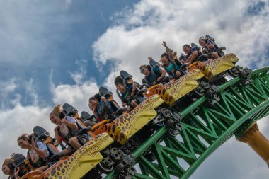 Tampa Körfezi, Florida. 08 Ağustos 2019. İnsanlar fun müthiş Çita Hunt rollercoaster lightblue bulutlu gökyüzü arka plan 66