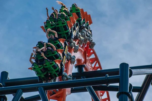 Tampa Bay Florida Augusztus 2019 Emberek Élvezik Félelmetes Tigris Rollercoaster — Stock Fotó