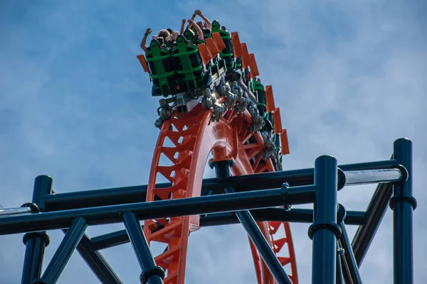 Tampa Bay Florida Augusztus 2019 Emberek Élvezik Félelmetes Tigris Rollercoaster — Stock Fotó