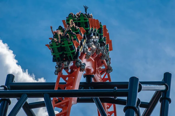 Tampa Bay Florida Augusztus 2019 Emberek Élvezik Félelmetes Tigris Rollercoaster — Stock Fotó