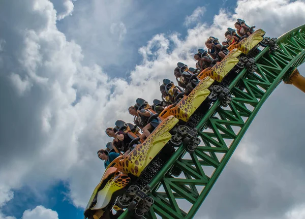 フロリダ州タンパベイ2019年8月08日ライトブルーの曇り空の背景に楽しいチーターハントジェットコースターを持っている人々 — ストック写真