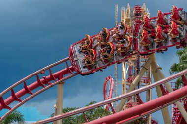 Orlando, Florida. 07 Ağustos 2019. Universal Studios 4 inanılmaz Hollywood Rip Ride Rockit rollercoaster zevk İnsanlar.