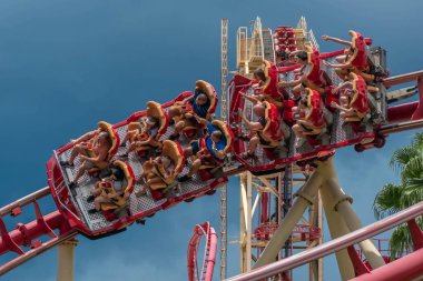 Orlando, Florida. 07 Ağustos 2019. Universal Studios 8 inanılmaz Hollywood Rip Ride Rockit rollercoaster zevk İnsanlar.
