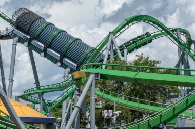 Orlando, Florida. 07 Ağustos 2019. İnsanlar Macera 8 Adası'nda inanılmaz Incredible Hulk rollercoaster zevk