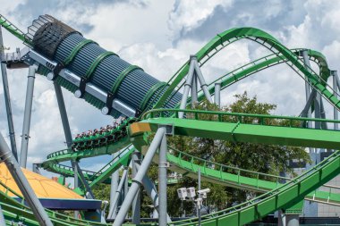 Orlando, Florida. 07 Ağustos 2019. İnsanlar Macera 9 Adası'nda inanılmaz Incredible Hulk rollercoaster zevk.