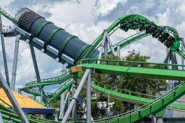 Orlando, Florida. 07 Ağustos 2019. İnsanlar Macera Adası 10 inanılmaz Incredible Hulk rollercoaster zevk