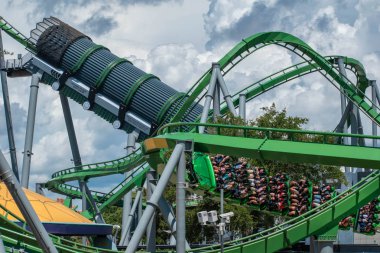 Orlando, Florida. 07 Ağustos 2019. İnsanlar Macera Adası 13 inanılmaz Incredible Hulk rollercoaster zevk.