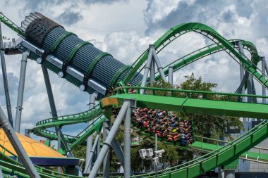 Orlando, Florida. 07 Ağustos 2019. İnsanlar Macera Adası 14 inanılmaz Incredible Hulk rollercoaster zevk.