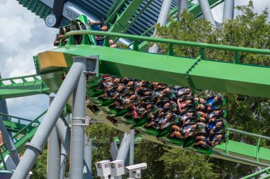 Orlando, Florida. 07 Ağustos 2019. İnsanlar eğlenceli müthiş Incredible Hulk rollercoaster , Island of Adventure 4 yaz tatili sırasında