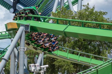 Orlando, Florida. 07 Ağustos 2019. İnsanlar eğlenceli müthiş Incredible Hulk rollercoaster , Island of Adventure 5 yaz tatili sırasında