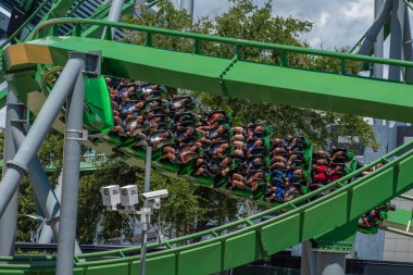 Orlando, Florida. 07 Ağustos 2019. İnsanlar eğlenceli müthiş Incredible Hulk rollercoaster , Island of Adventure 9 yaz tatili sırasında