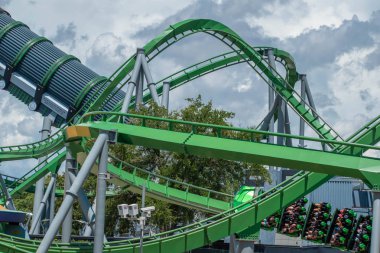 Orlando, Florida. 07 Ağustos 2019. İnsanlar eğlenceli müthiş Incredible Hulk rollercoaster , Island of Adventure 20 yaz tatili sırasında.