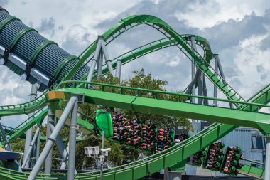  Orlando, Florida. 07 Ağustos 2019. İnsanlar eğlenceli müthiş Incredible Hulk rollercoaster , Island of Adventure 21 yaz tatili sırasında