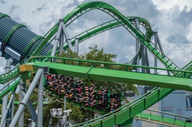 Orlando, Florida. 07 Ağustos 2019. İnsanlar eğlenceli müthiş Incredible Hulk rollercoaster , Island of Adventure 33 yaz tatili sırasında.