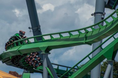 Orlando, Florida. 07 Ağustos 2019. İnsanlar eğlenceli müthiş Incredible Hulk rollercoaster , Island of Adventure 36 yaz tatili sırasında