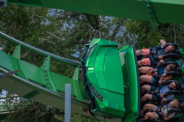 Orlando, Florida. 07 Ağustos 2019. İnsanlar eğlenceli müthiş Incredible Hulk rollercoaster , Island of Adventure 43 yaz tatili sırasında.