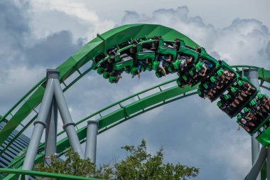 Orlando, Florida. 07 Ağustos 2019. İnsanlar Macera 65 Adası'nda inanılmaz Hulk rollercoaster eğlenceli