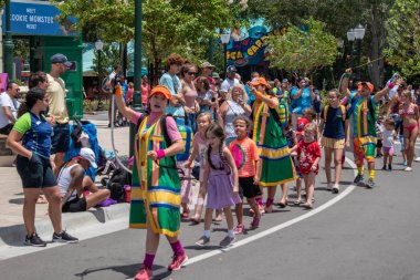 Orlando, Florida. 07 Ağustos 2019. Seaworld 4'teki Susam Sokağı Geçit Töreni öncesinde çocuklarla etkileşime geçen renkli ekip üyeleri.