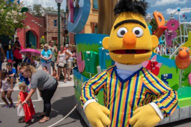 Orlando, Florida. 07 Ağustos 2019. Seaworld 3 susam sokakta Komik Bert.