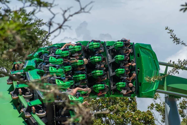 Orlando Florida Augusztus 2019 Emberek Élvezik Elképesztő Hihetetlen Hulk Hullámvasút — Stock Fotó