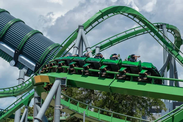 Orlando Florida Agosto 2019 Pessoas Divertindo Incrível Incredible Hulk Rollercoaster — Fotografia de Stock