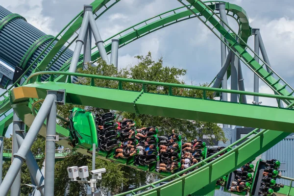 Orlando Florida Agosto 2019 Pessoas Divertindo Incrível Incredible Hulk Rollercoaster — Fotografia de Stock