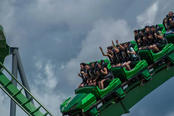 Orlando Florida Agosto 2019 Pessoas Divertindo Incrível Incredible Hulk Rollercoaster — Fotografia de Stock