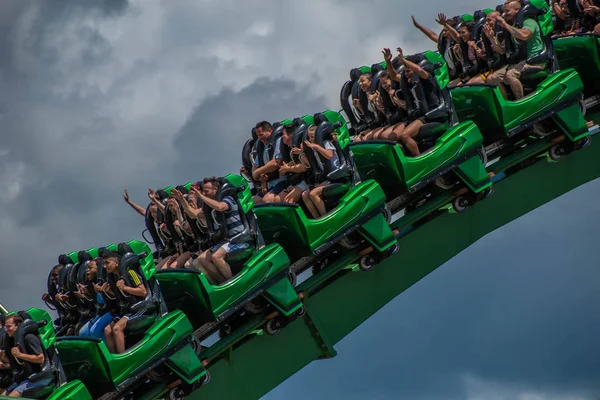 Orlando Florida Augusztus 2019 Emberek Szórakozás Csodálatos Hihetetlen Hulk Hullámvasút — Stock Fotó