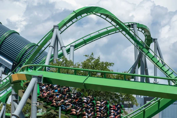Orlando Florida Augusztus 2019 Emberek Szórakoztunk Félelmetes Hihetetlen Hulk Hullámvasút — Stock Fotó