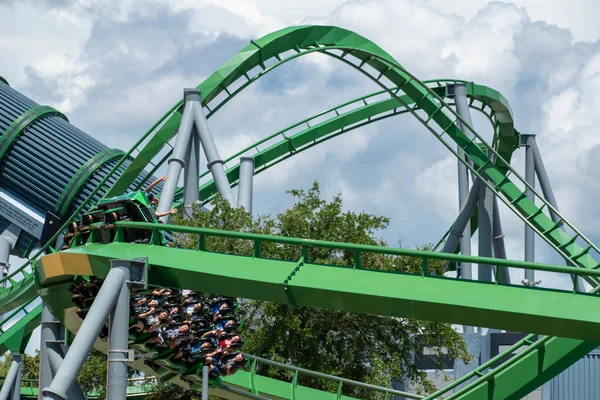 Orlando Florida Augusztus 2019 Emberek Szórakoztunk Félelmetes Hihetetlen Hulk Hullámvasút — Stock Fotó