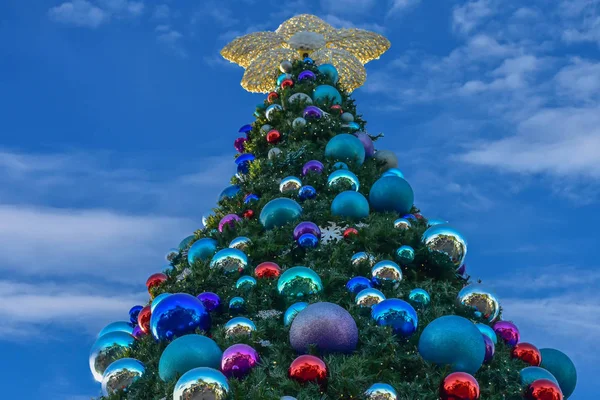 Orlando Florida November 2018 Decorated Christmas Tree Lightblue Cloudy Background — Stock Photo, Image