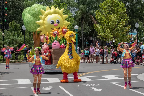 Orlando Florida Agosto 2019 Big Bird Chicas Bailando Sesame Street —  Fotos de Stock