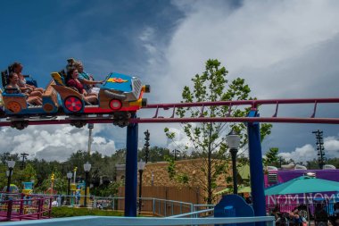 Orlando, Florida. 07 Ağustos 2019. İnsanlar Super Grovers Box Car Derby zevk. Seaworld 6'daki Susam Sokağı'nda aile dostu bir lunapark trenidir.