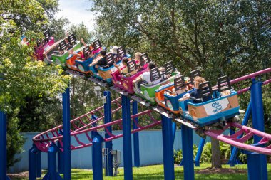 Orlando, Florida. 07 Ağustos 2019. İnsanlar Super Grovers Box Car Derby zevk. Seaworld 18'deki Susam Sokağı'nda bir aile dostu lunapark trenidir.